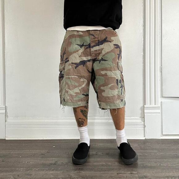 Vintage Camo Thrashed Cargo Utility Faded Long Shorts Capris - Picture 1 of 8